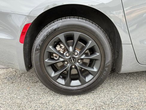 Used 2021 Chrysler Pacifica Touring-L w/ S Appearance Package FWD image 27