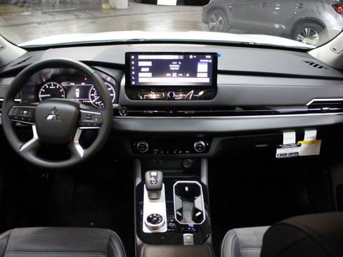New 2025 Mitsubishi Outlander SE image 22