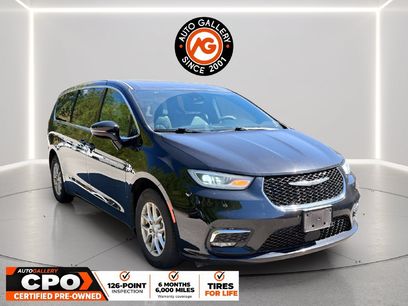 Used 2025 Chrysler Pacifica Select