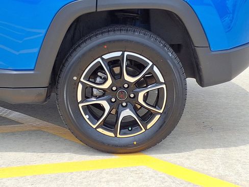 Used 2025 Jeep Compass Trailhawk w/ Trailer Tow Group AWD/4WD image 9