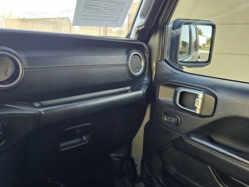Used 2018 Jeep Wrangler Unlimited Sahara AWD/4WD image 32