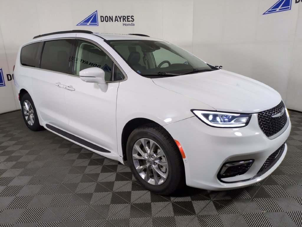 Used 2022 Chrysler Pacifica Touring-L w/ Uconnect Theater Family Group AWD/4WD image 11