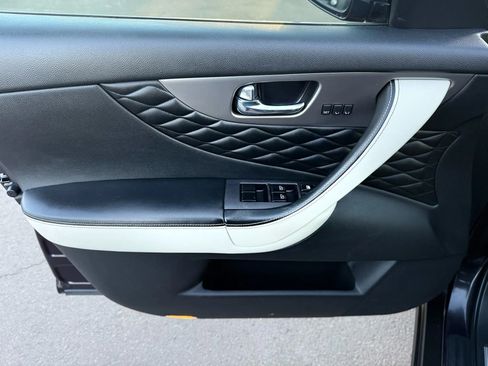 Used 2017 INFINITI QX70 3.7 w/ Limited Package image 14