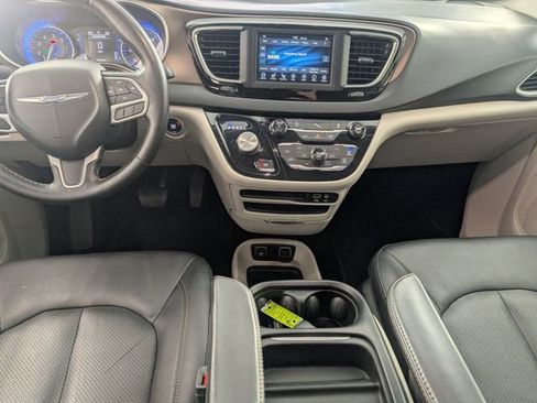 Used 2019 Chrysler Pacifica Touring-L FWD image 23