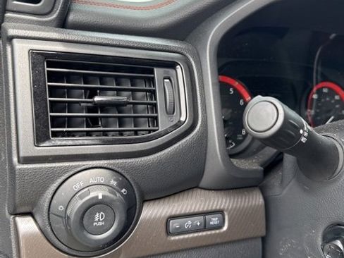 Used 2024 Nissan Titan PRO-4X w/ Pro-4x Convenience Package image 12