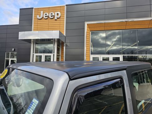 Used 2016 Jeep Wrangler Rubicon w/ Dual Top Group image 11