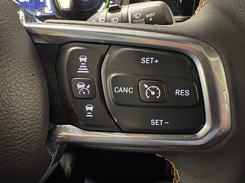 Used 2024 Jeep Wrangler Unlimited Sahara w/ Technology Group AWD/4WD image 15