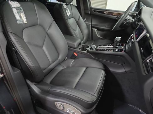 Certified 2025 Porsche Macan AWD/4WD image 27