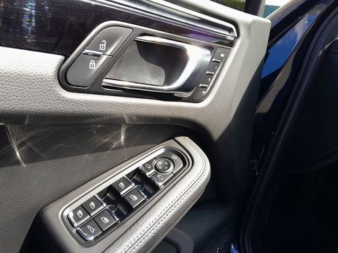 Used 2022 Porsche Macan image 11