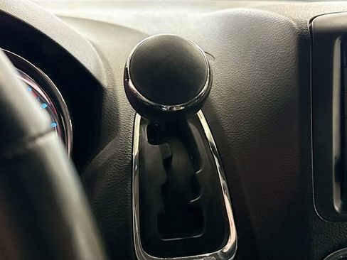 Used 2016 Chrysler Town & Country Touring w/ Driver Convenience Group image 17