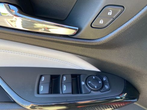 Used 2024 Chevrolet Trax LT w/ LT Convenience Package FWD image 10