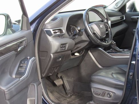 Certified 2021 Toyota Highlander Platinum image 11