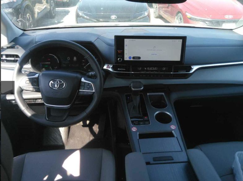 Used 2026 Toyota Sienna XLE FWD image 8