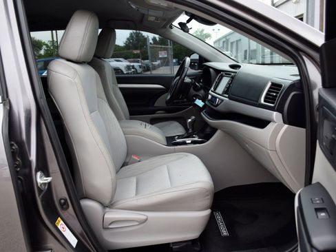 Used 2019 Toyota Highlander Plus FWD image 25