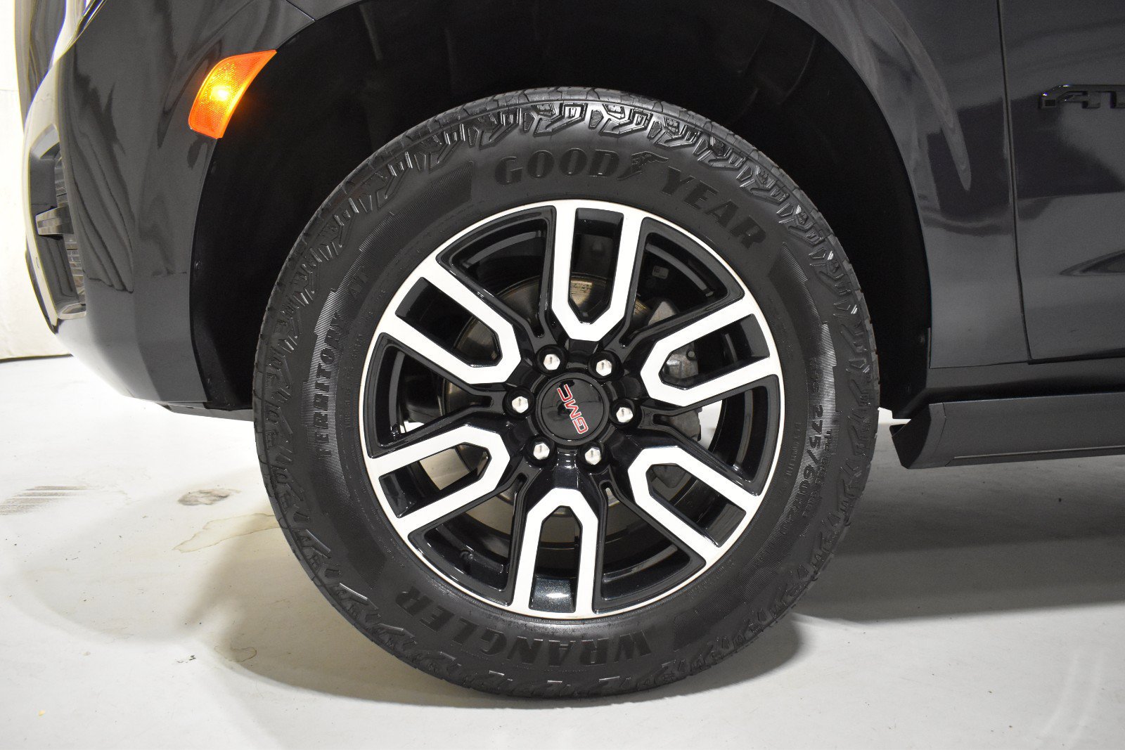 Used 2024 GMC Yukon AT4 w/ AT4 Premium Plus Package AWD/4WD image 15