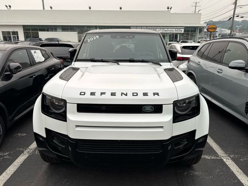 Used 2025 Land Rover Defender 110 X-Dynamic SE AWD/4WD image 4
