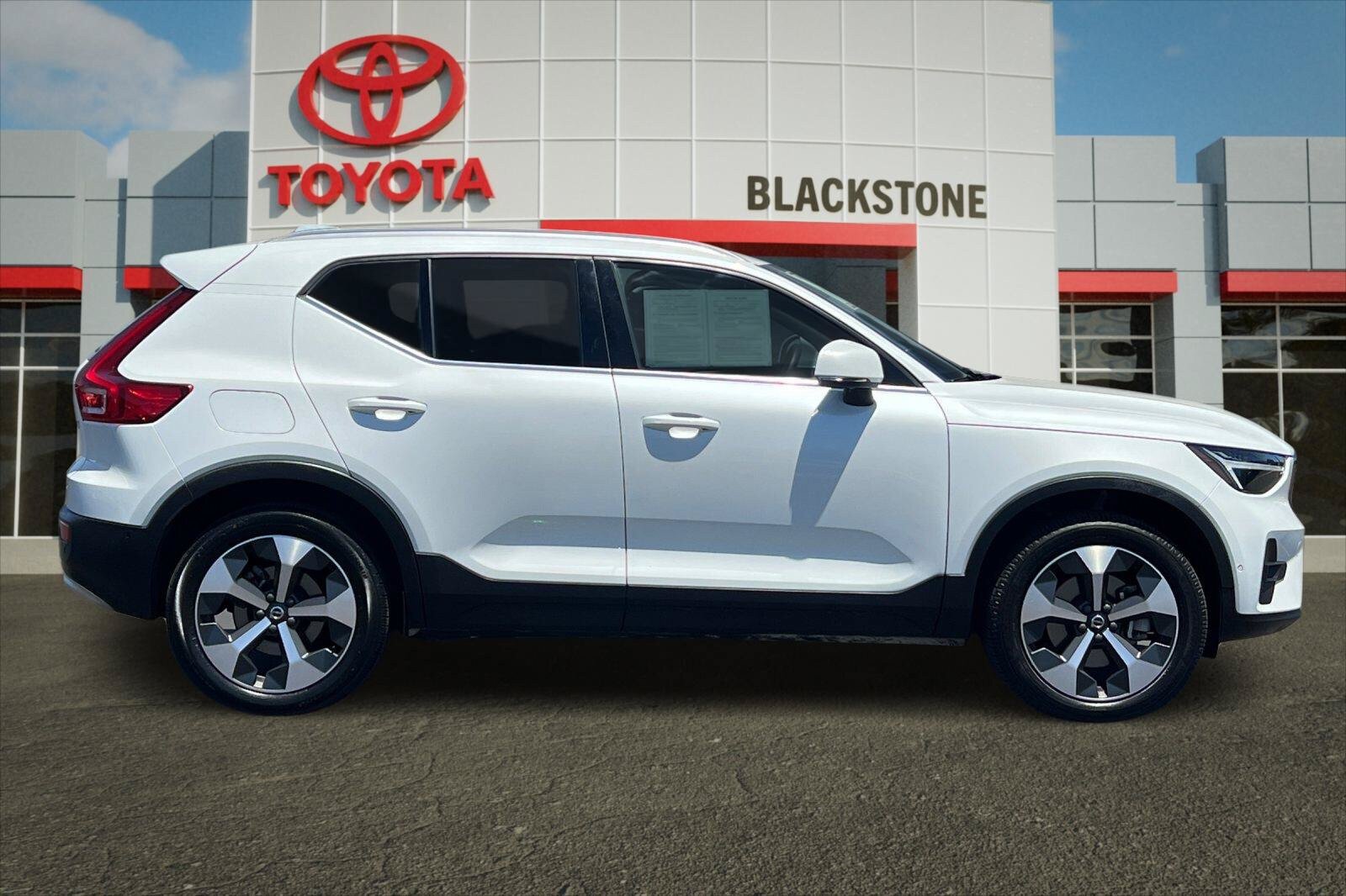 Used 2024 Volvo XC40 B5 Plus AWD/4WD image 2