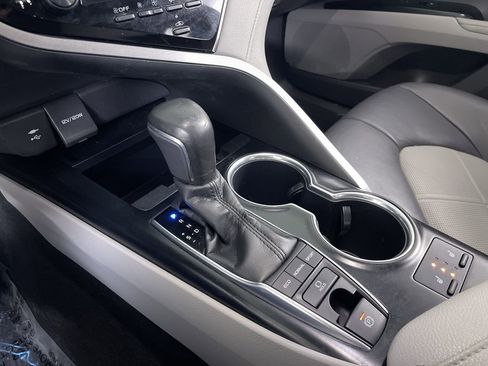 Used 2018 Toyota Camry XLE image 17