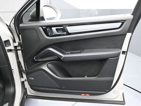 Certified 2023 Porsche Cayenne Platinum Edition image 30
