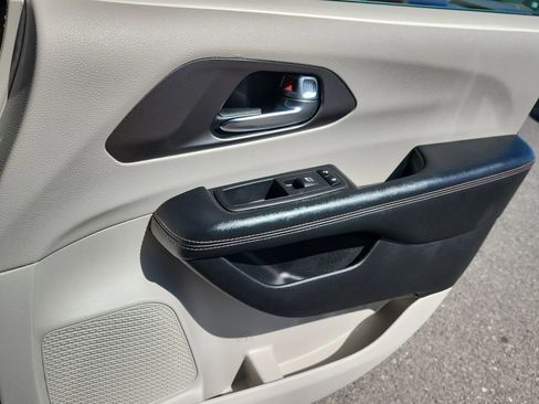 Used 2020 Chrysler Pacifica Touring-L FWD image 15