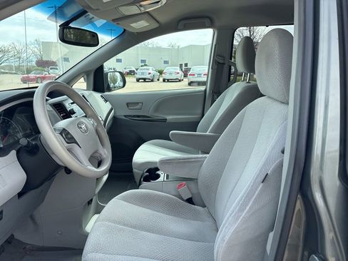 Used 2012 Toyota Sienna LE w/ Towing Pkg FWD image 10