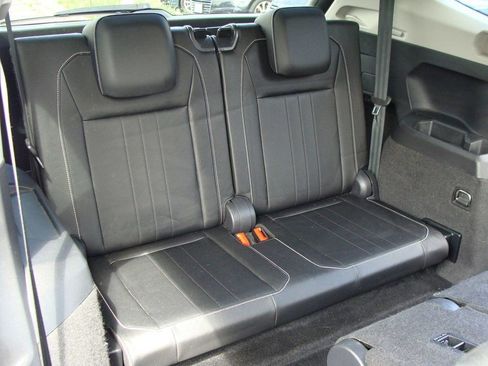 Used 2023 Volkswagen Tiguan SE image 13