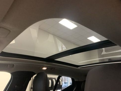 Used 2025 Volvo XC40 B5 Plus image 16