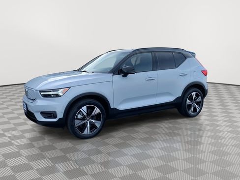 Used 2022 Volvo XC40 P8 Recharge Plus image 3
