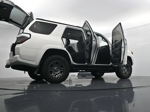 Used 2020 Toyota 4Runner Venture w/ Moonroof Package AWD/4WD image 39