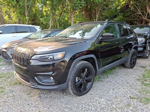 Used 2019 Jeep Cherokee Latitude Plus AWD/4WD image 3