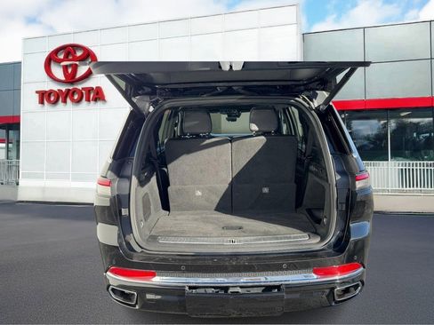 Used 2022 Jeep Grand Cherokee L Overland w/ Advanced Protech Group III image 9