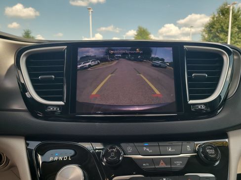 Used 2023 Chrysler Pacifica Touring-L FWD image 21
