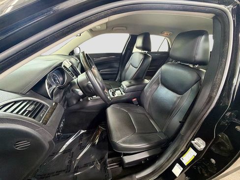 Used 2018 Chrysler 300 Limited AWD/4WD image 22