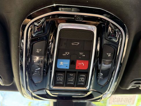 Used 2022 Jeep Grand Wagoneer Series II AWD/4WD image 33