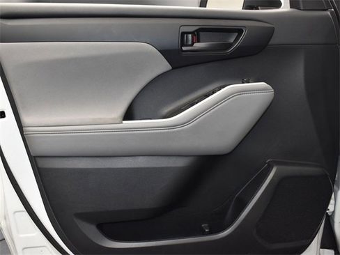 Used 2023 Toyota Highlander L image 16