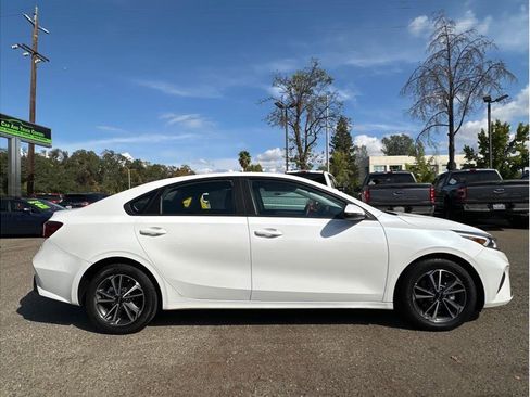Used 2022 Kia Forte LXS w/ LXS Technology Package image 9