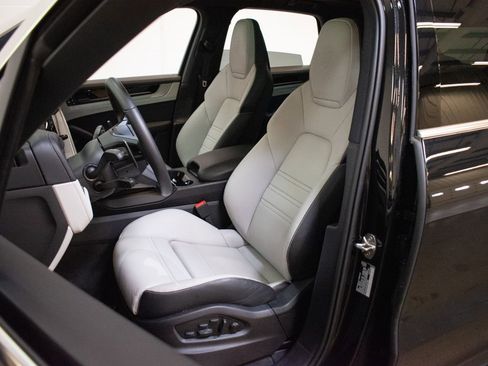 Certified 2026 Porsche Cayenne AWD/4WD image 5