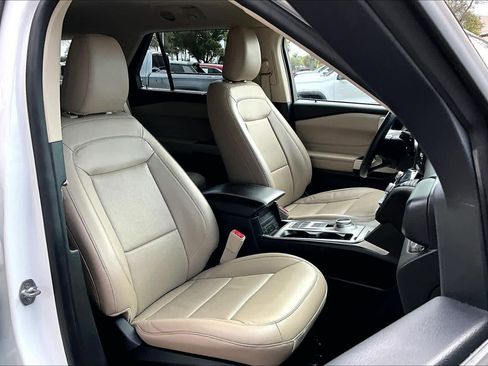 Used 2022 Ford Explorer Limited w/ Equipment Group 301A image 9