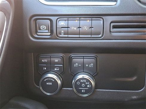 Used 2024 GMC Yukon SLT image 23