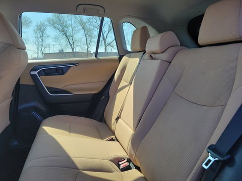 Used 2021 Toyota RAV4 LE image 9