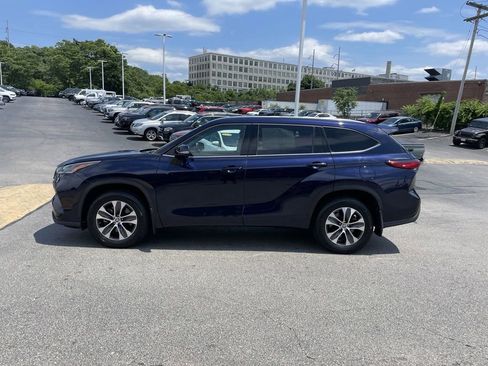 Used 2021 Toyota Highlander XLE image 2