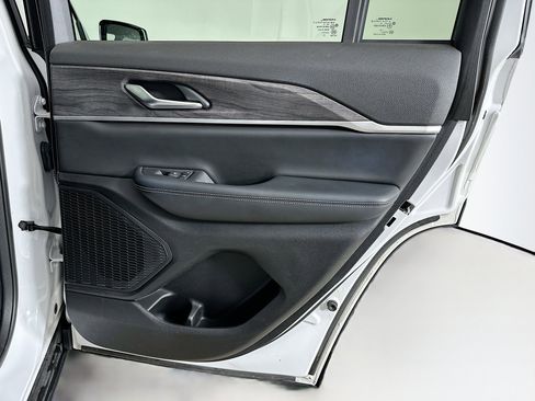 Used 2023 Jeep Grand Cherokee Limited w/ Black Appearance Package image 30