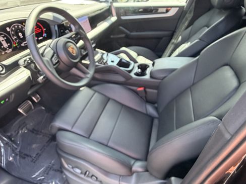 Certified 2026 Porsche Cayenne S AWD/4WD image 4