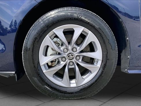 Used 2023 Toyota Sienna XLE w/ XLE Plus Package FWD image 11