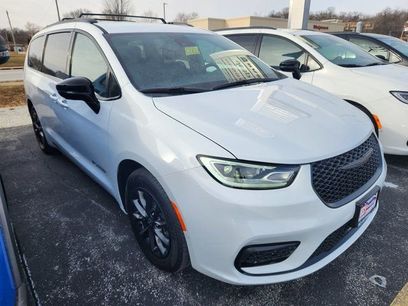 New 2025 Chrysler Pacifica Select w/ Fav Edition Package