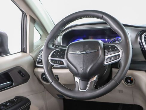 Used 2023 Chrysler Pacifica Touring-L FWD image 12
