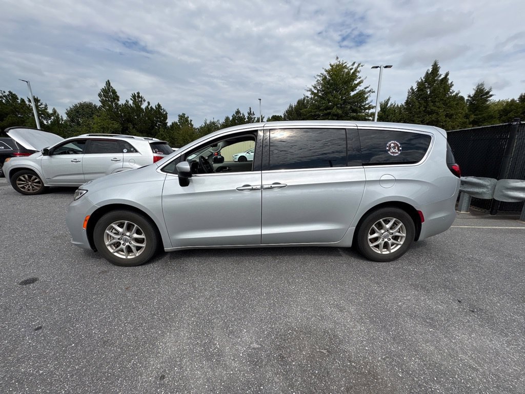 Used 2023 Chrysler Pacifica Touring-L FWD image 9