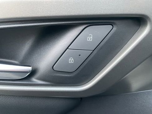 Used 2025 Chevrolet Traverse LT image 14