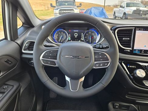 New 2026 Chrysler Pacifica Select AWD/4WD image 16