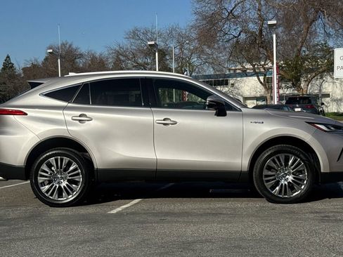 Used 2021 Toyota Venza XLE w/ Softex Package image 2